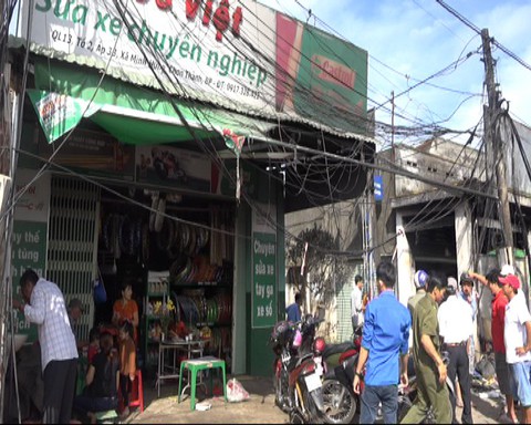 Một gia đình thoát nạn gang tấc trong vụ cháy xe bồn nhờ bình chữa cháy mini - Ảnh 1. Một gia đình thoát nạn gang tấc trong vụ cháy xe bồn nhờ bình chữa cháy mini - Ảnh 1.