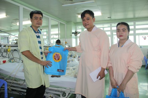 Vẽ tranh, trao quà ủng hộ bệnh nhi ung thư ở Đà Nẵng - Ảnh 3. Vẽ tranh, trao quà ủng hộ bệnh nhi ung thư ở Đà Nẵng - Ảnh 3.