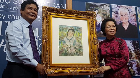 Xem tranh tại triển lãm Lê Thị Lựu - Ấn tượng hoàng hôn - Ảnh 1. Xem tranh tại triển lãm Lê Thị Lựu - Ấn tượng hoàng hôn - Ảnh 1.
