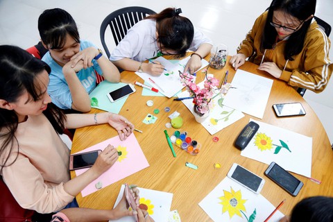 Vẽ tranh, trao quà ủng hộ bệnh nhi ung thư ở Đà Nẵng - Ảnh 4. Vẽ tranh, trao quà ủng hộ bệnh nhi ung thư ở Đà Nẵng - Ảnh 4.