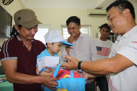 Vẽ tranh, trao quà ủng hộ bệnh nhi ung thư ở Đà Nẵng - Ảnh 1. Vẽ tranh, trao quà ủng hộ bệnh nhi ung thư ở Đà Nẵng - Ảnh 1.