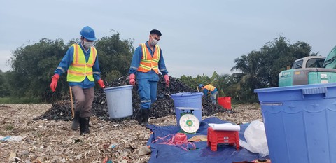 Công an vào cuộc vụ đem chất thải... san lấp mặt bằng - Ảnh 3. Công an vào cuộc vụ đem chất thải... san lấp mặt bằng - Ảnh 3.