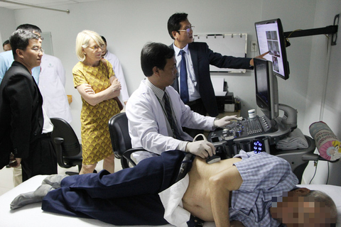 Bệnh gút ở Việt Nam rất nặng, ít gặp ở các nước phát triển - Ảnh 2. Bệnh gút ở Việt Nam rất nặng, ít gặp ở các nước phát triển - Ảnh 2.