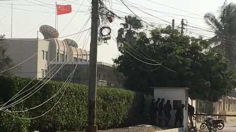 Lãnh sự quán Trung Quốc ở Pakistan bị tấn công, 3 người chết - Ảnh 1. Lãnh sự quán Trung Quốc ở Pakistan bị tấn công, 3 người chết - Ảnh 1.