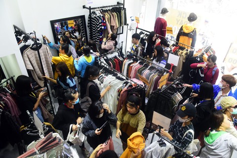 Người Sài Gòn phấn khích trong mùa Black Friday giảm đến 90% đầu tiên - Ảnh 4. Người Sài Gòn phấn khích trong mùa Black Friday giảm đến 90% đầu tiên - Ảnh 4.