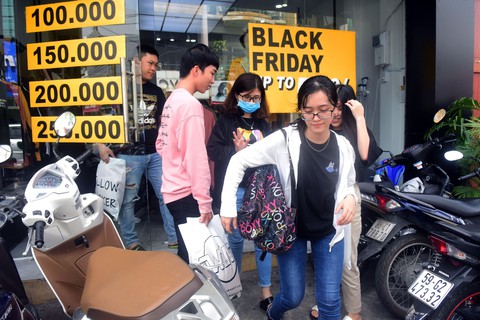 Người Sài Gòn phấn khích trong mùa Black Friday giảm đến 90% đầu tiên - Ảnh 1. Người Sài Gòn phấn khích trong mùa Black Friday giảm đến 90% đầu tiên - Ảnh 1.