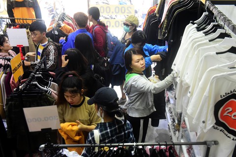 Người Sài Gòn phấn khích trong mùa Black Friday giảm đến 90% đầu tiên - Ảnh 5. Người Sài Gòn phấn khích trong mùa Black Friday giảm đến 90% đầu tiên - Ảnh 5.