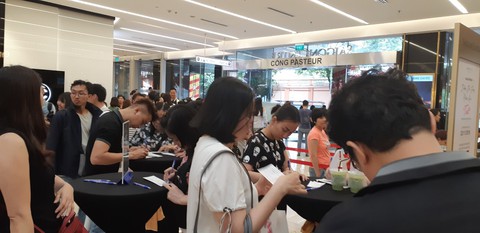 Người Sài Gòn phấn khích trong mùa Black Friday giảm đến 90% đầu tiên - Ảnh 6. Người Sài Gòn phấn khích trong mùa Black Friday giảm đến 90% đầu tiên - Ảnh 6.