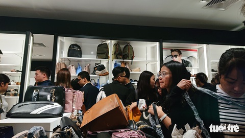 Săn hàng hiệu đêm Black Friday - Ảnh 1. Săn hàng hiệu đêm Black Friday - Ảnh 1.