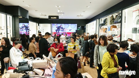 Săn hàng hiệu đêm Black Friday - Ảnh 4. Săn hàng hiệu đêm Black Friday - Ảnh 4.