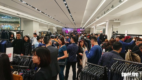 Săn hàng hiệu đêm Black Friday - Ảnh 3. Săn hàng hiệu đêm Black Friday - Ảnh 3.