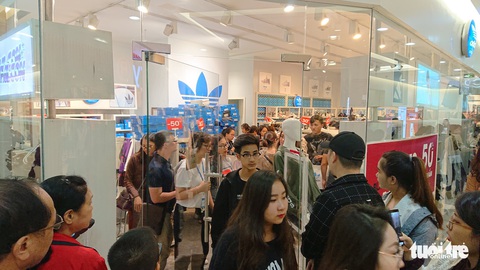 Săn hàng hiệu đêm Black Friday - Ảnh 6. Săn hàng hiệu đêm Black Friday - Ảnh 6.