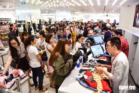 Người Sài Gòn xếp hàng mua đồ trong ngày Black Friday - Ảnh 1. Người Sài Gòn xếp hàng mua đồ trong ngày Black Friday - Ảnh 1.