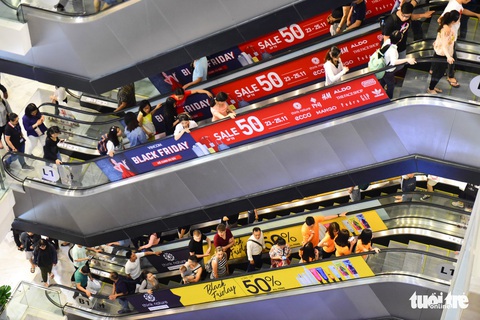 Người Sài Gòn xếp hàng mua đồ trong ngày Black Friday - Ảnh 2. Người Sài Gòn xếp hàng mua đồ trong ngày Black Friday - Ảnh 2.