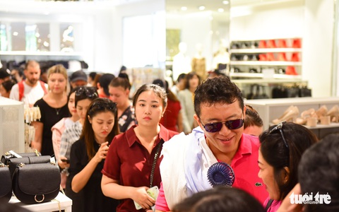 Người Sài Gòn xếp hàng mua đồ trong ngày Black Friday - Ảnh 6. Người Sài Gòn xếp hàng mua đồ trong ngày Black Friday - Ảnh 6.