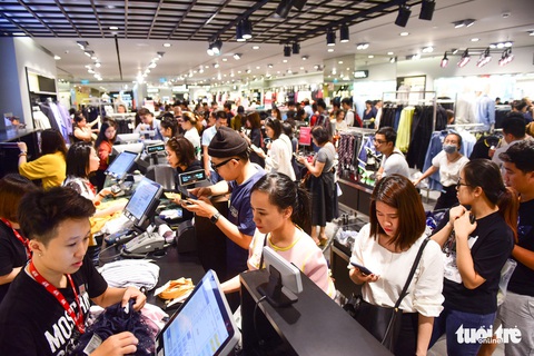 Người Sài Gòn xếp hàng mua đồ trong ngày Black Friday - Ảnh 7. Người Sài Gòn xếp hàng mua đồ trong ngày Black Friday - Ảnh 7.