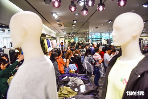Người Sài Gòn xếp hàng mua đồ trong ngày Black Friday - Ảnh 8. Người Sài Gòn xếp hàng mua đồ trong ngày Black Friday - Ảnh 8.