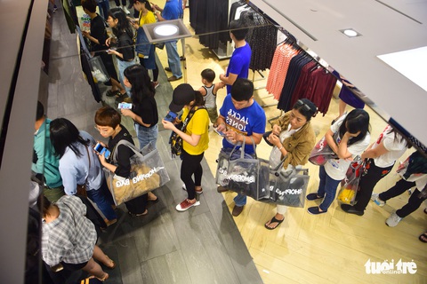 Người Sài Gòn xếp hàng mua đồ trong ngày Black Friday - Ảnh 10. Người Sài Gòn xếp hàng mua đồ trong ngày Black Friday - Ảnh 10.