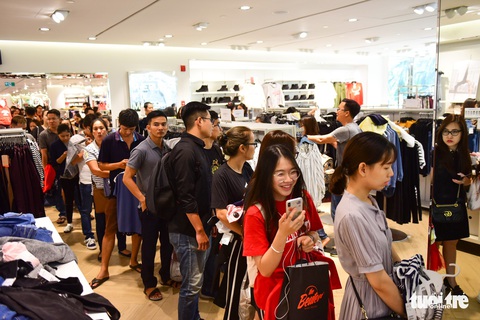 Người Sài Gòn xếp hàng mua đồ trong ngày Black Friday - Ảnh 12. Người Sài Gòn xếp hàng mua đồ trong ngày Black Friday - Ảnh 12.