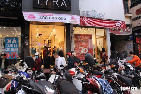 Săn hàng hiệu đêm Black Friday - Ảnh 10. Săn hàng hiệu đêm Black Friday - Ảnh 10.