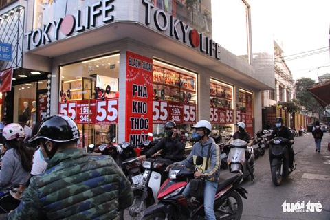 Săn hàng hiệu đêm Black Friday - Ảnh 11. Săn hàng hiệu đêm Black Friday - Ảnh 11.