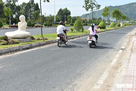 Đặt 76 tượng điêu khắc trên tuyến đường đẹp nhất Châu Đốc - Ảnh 5. Đặt 76 tượng điêu khắc trên tuyến đường đẹp nhất Châu Đốc - Ảnh 5.