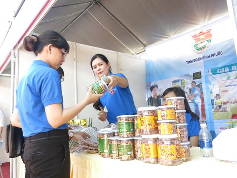 50 nhà nông trẻ xuất sắc nhận giải thưởng Lương Định Của - Ảnh 4. 50 nhà nông trẻ xuất sắc nhận giải thưởng Lương Định Của - Ảnh 4.