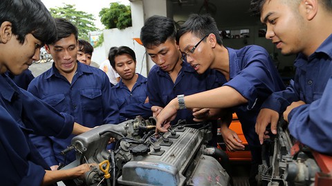 Cơ hội sống còn cho trường nghề - Ảnh 1. Cơ hội sống còn cho trường nghề - Ảnh 1.