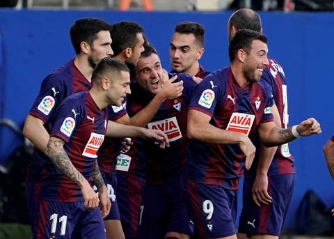 Real Madrid bị làm nhục ở Ipurua Municipal - Ảnh 2. Real Madrid bị làm nhục ở Ipurua Municipal - Ảnh 2.