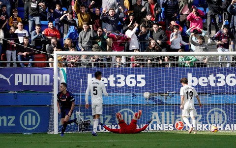 Real Madrid bị làm nhục ở Ipurua Municipal - Ảnh 3. Real Madrid bị làm nhục ở Ipurua Municipal - Ảnh 3.