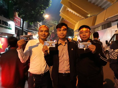 CĐV ồ ạt đổ về Hàng Đẫy, tự tin đội tuyển Việt Nam sẽ đá bại Campuchia - Ảnh 2. CĐV ồ ạt đổ về Hàng Đẫy, tự tin đội tuyển Việt Nam sẽ đá bại Campuchia - Ảnh 2.
