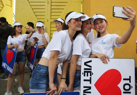 CĐV ồ ạt đổ về Hàng Đẫy, tự tin đội tuyển Việt Nam sẽ đá bại Campuchia - Ảnh 8. CĐV ồ ạt đổ về Hàng Đẫy, tự tin đội tuyển Việt Nam sẽ đá bại Campuchia - Ảnh 8.