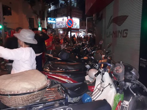 CĐV ồ ạt đổ về Hàng Đẫy, tự tin đội tuyển Việt Nam sẽ đá bại Campuchia - Ảnh 3. CĐV ồ ạt đổ về Hàng Đẫy, tự tin đội tuyển Việt Nam sẽ đá bại Campuchia - Ảnh 3.