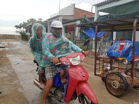 Cần Giờ bắt đầu mưa lớn, người dân khẩn trương tránh bão số 9 - Ảnh 4. Cần Giờ bắt đầu mưa lớn, người dân khẩn trương tránh bão số 9 - Ảnh 4.