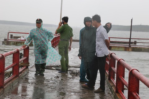 Dân TP.HCM trú bão vẫn coi tivi trận đá bóng Việt Nam - Campuchia - Ảnh 3. Dân TP.HCM trú bão vẫn coi tivi trận đá bóng Việt Nam - Campuchia - Ảnh 3.