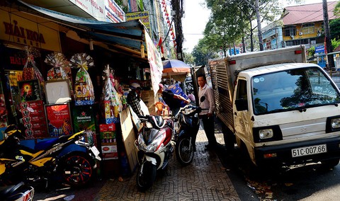 Phải dành 1,5m vỉa hè cho người đi bộ - Ảnh 1. Phải dành 1,5m vỉa hè cho người đi bộ - Ảnh 1.
