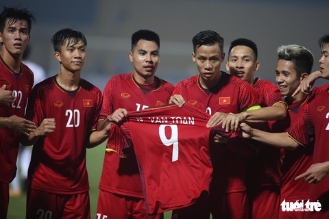 Những khoảnh khắc khó quên trong trận Việt Nam - Campuchia - Ảnh 1. Những khoảnh khắc khó quên trong trận Việt Nam - Campuchia - Ảnh 1.