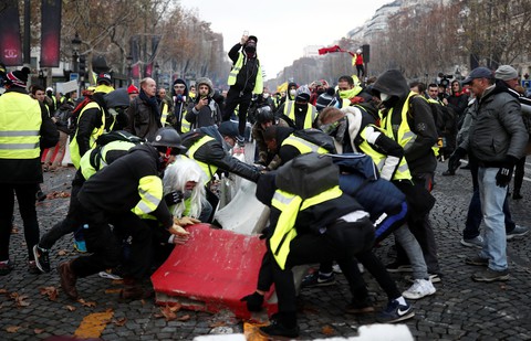 Áo vàng bạo loạn đối đầu cảnh sát ở Paris - Ảnh 4. Áo vàng bạo loạn đối đầu cảnh sát ở Paris - Ảnh 4.