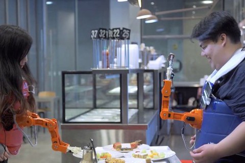 Độc đáo cánh tay robot đút thức ăn cho người - Ảnh 1. Độc đáo cánh tay robot đút thức ăn cho người - Ảnh 1.