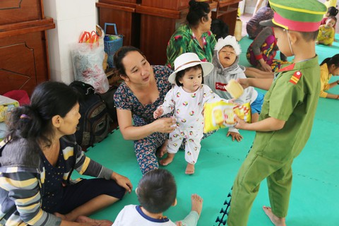 Dân TP.HCM trú bão vẫn coi tivi trận đá bóng Việt Nam - Campuchia - Ảnh 4. Dân TP.HCM trú bão vẫn coi tivi trận đá bóng Việt Nam - Campuchia - Ảnh 4.