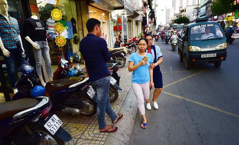 Phải dành 1,5m vỉa hè cho người đi bộ - Ảnh 4. Phải dành 1,5m vỉa hè cho người đi bộ - Ảnh 4.