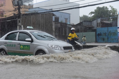 Những hình ảnh Sài Gòn mênh mông biển nước - Ảnh 8. Những hình ảnh Sài Gòn mênh mông biển nước - Ảnh 8.