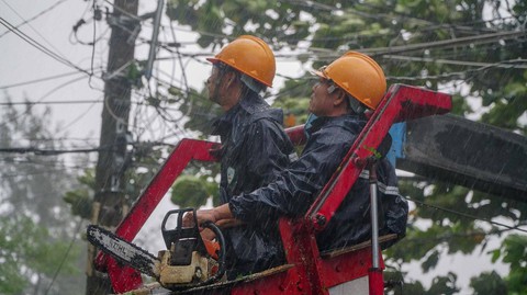 TP.HCM ngập diện rộng, cây ngã đè chết người đi đường - Ảnh 9. TP.HCM ngập diện rộng, cây ngã đè chết người đi đường - Ảnh 9.
