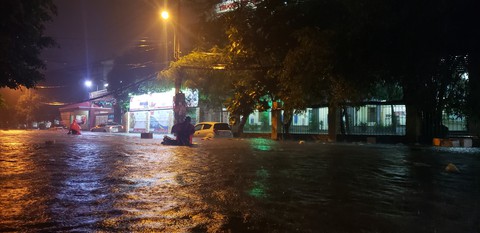 Những hình ảnh Sài Gòn mênh mông biển nước - Ảnh 20. Những hình ảnh Sài Gòn mênh mông biển nước - Ảnh 20.