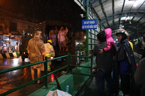 23h30 đêm 25-11, phà Cát Lái hoạt động lại, phà Bình Khánh vẫn chưa - Ảnh 1.