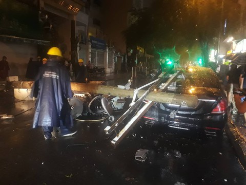 Cột điện gãy đè lên xe Mercedes - Ảnh 1. Cột điện gãy đè lên xe Mercedes - Ảnh 1.