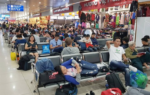 Mưa lớn ở Sài Gòn, nhiều máy bay phải bay... vòng vòng - Ảnh 1. Mưa lớn ở Sài Gòn, nhiều máy bay phải bay... vòng vòng - Ảnh 1.