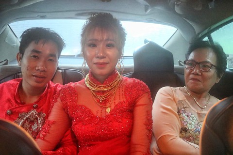 Cô dâu chú rể vẫn bám trụ từ sáng đến chiều ở phà Bình Khánh - Ảnh 1. Cô dâu chú rể vẫn bám trụ từ sáng đến chiều ở phà Bình Khánh - Ảnh 1.