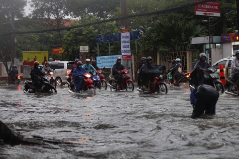 Những hình ảnh Sài Gòn mênh mông biển nước - Ảnh 4. Những hình ảnh Sài Gòn mênh mông biển nước - Ảnh 4.