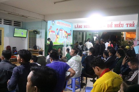 Cô dâu chú rể vẫn bám trụ từ sáng đến chiều ở phà Bình Khánh - Ảnh 4. Cô dâu chú rể vẫn bám trụ từ sáng đến chiều ở phà Bình Khánh - Ảnh 4.